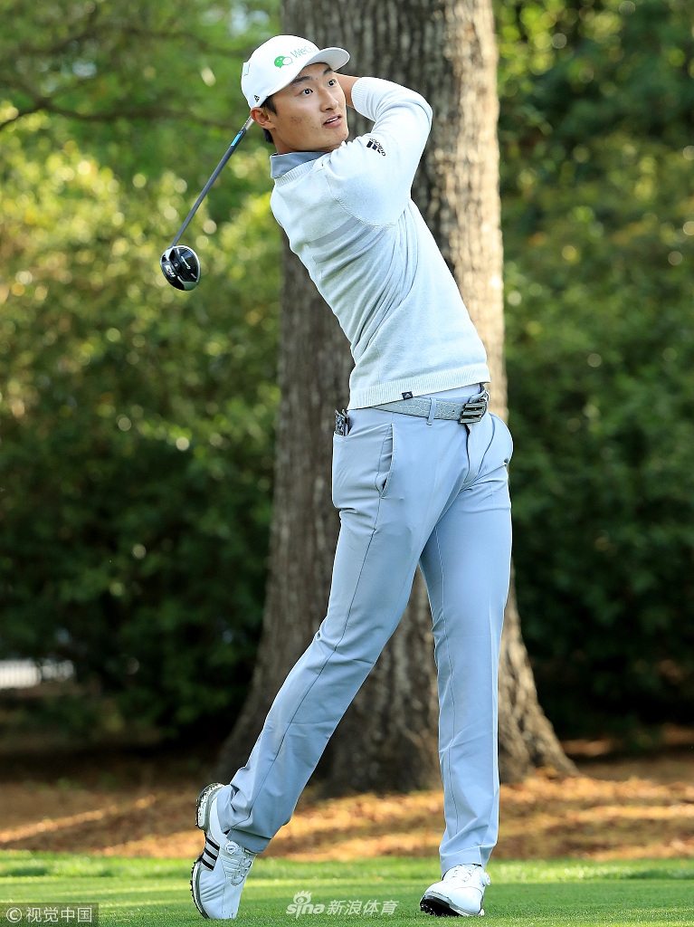 完成一轮比赛后，李昊桐以优雅标准的姿势收杆，动作定格，背景是奥古斯塔著名的景色，象征着一轮战斗的结束与新一轮挑战的开始。