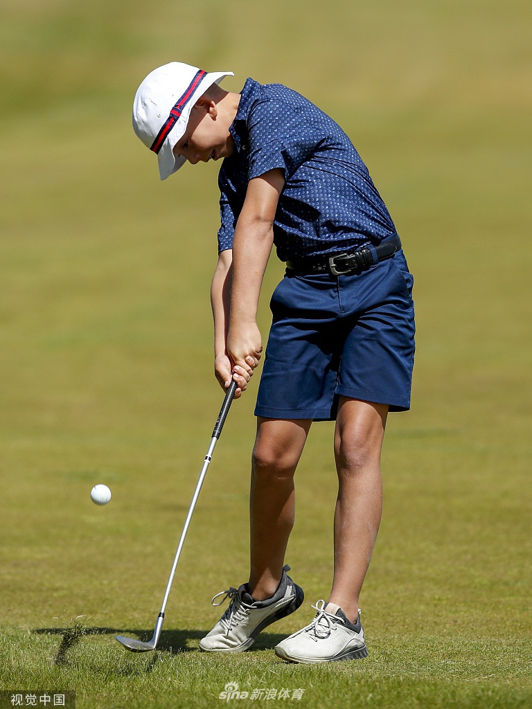 维尔·索伦斯坦作为记分员，手持记分牌走在索伦斯坦与斯滕森的比赛组前，神情自豪，亲身体验着职业赛场的庄严与乐趣。