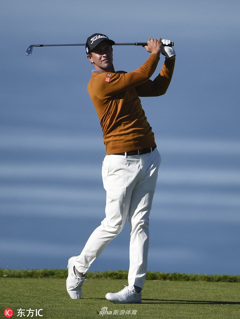 比赛现场观众人山人海，聚集在果岭周围见证冠军的诞生