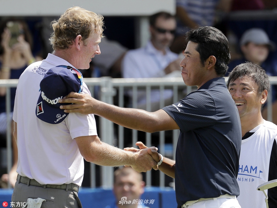 松山英树带着敬佩的笑容，与创造历史的斯内德克尔握手表示祝贺