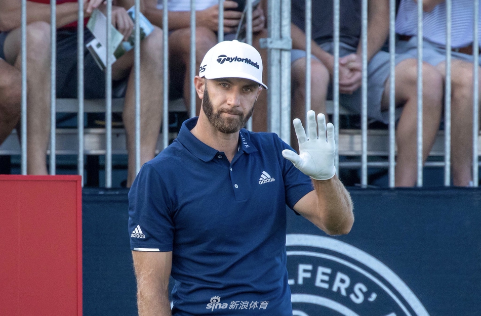 里奇·福勒在球道上观察攻果岭线路，他身着黄色球衫，以此纪念近日去世的澳大利亚高尔夫球手杰拉德·莱尔。