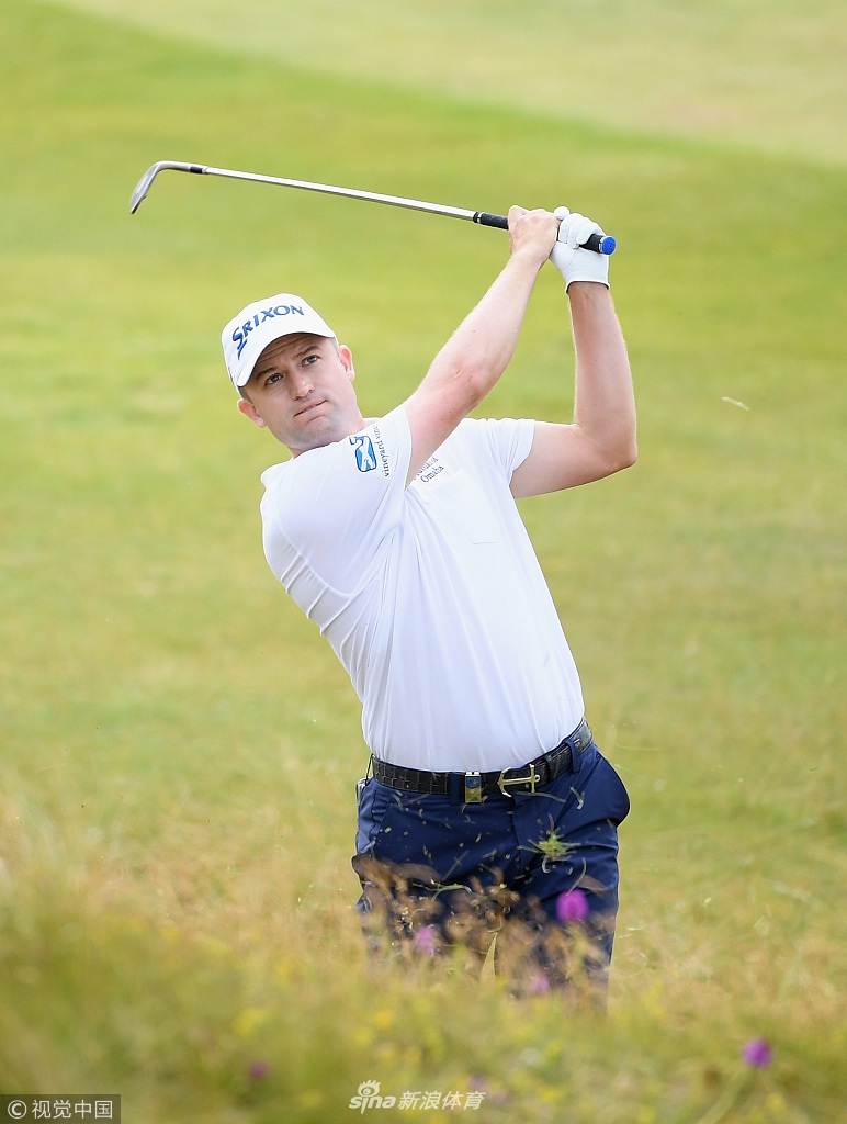 与诺克斯的狂喜形成鲜明对比,卫冕冠军拉姆在比赛中神情凝重,对失利的遗憾溢于言表。