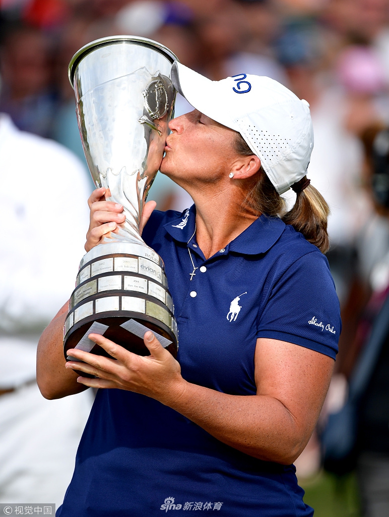 斯坦福德激动地亲吻来之不易的依云锦标赛冠军奖杯,脸上洋溢着梦想成真的喜悦