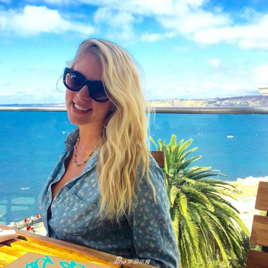 两人并肩而立面对镜头，幸福的笑容里是无需言说的默契