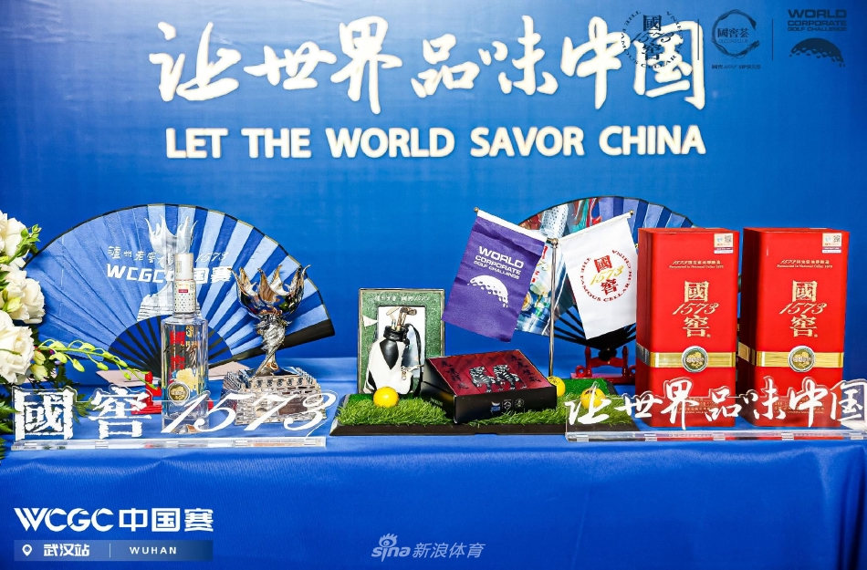 典雅展示区内，嘉宾举杯品鉴琥珀琼浆，光影交错间尽显格调