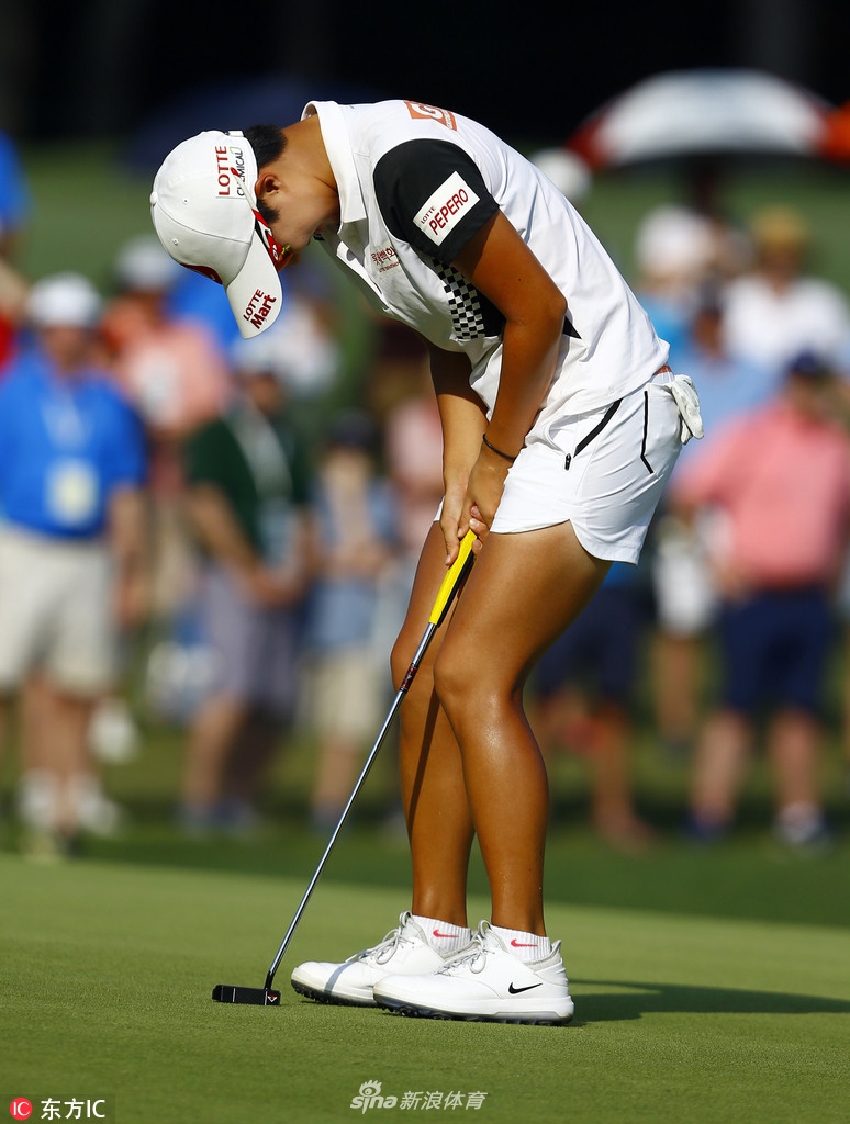 金孝周面对近在咫尺的推杆失误,双手捂嘴,眼神中充满了震惊与惋惜