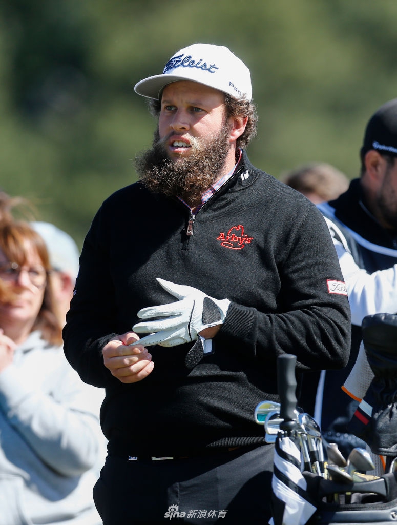 颁奖典礼全景，金霍特站在冠军位置，弗利特伍德及其他组委会成员一同合影，共享荣耀时刻。