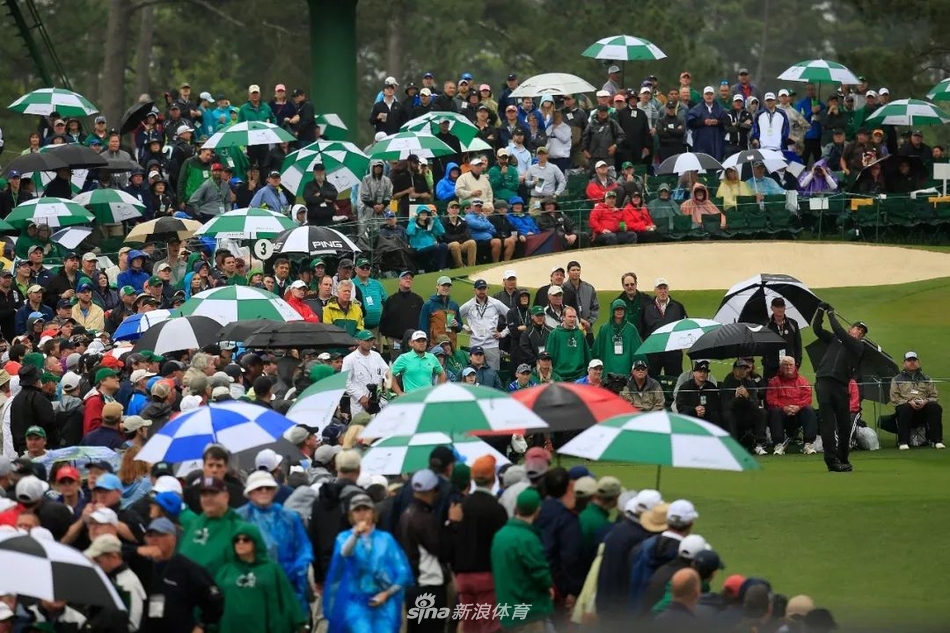 夕阳的余晖穿过云层，柔和地洒在湿漉漉的球场上，一把把收起的雨伞在光影中呈现出宁静的轮廓，为这场雨中的盛宴画上了一个温暖而安详的句号。