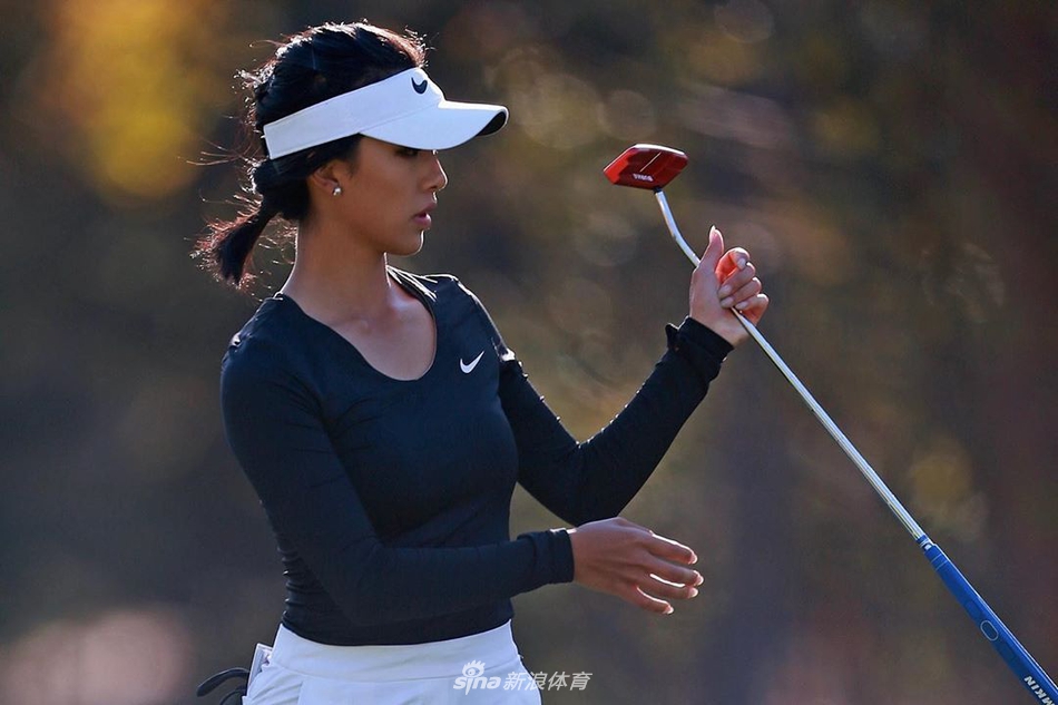 何沐妮与同伴在球场上欢笑互动，瞬间抓拍的笑容极具感染力，充满了青春的热情与欢乐。