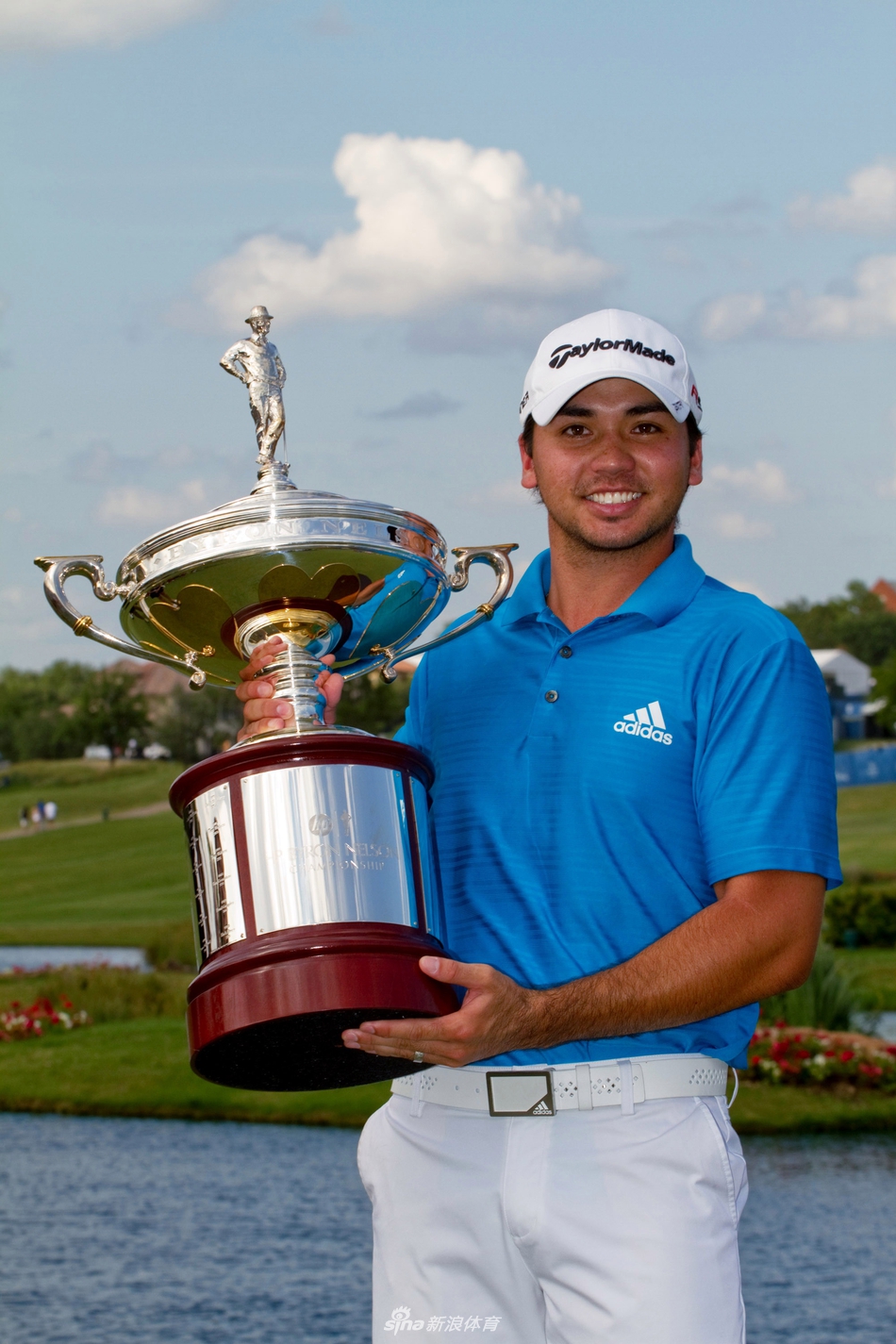 冠军球手在果岭上专注推杆,阳光洒在宁静的球道上,仿佛时间在此刻凝固