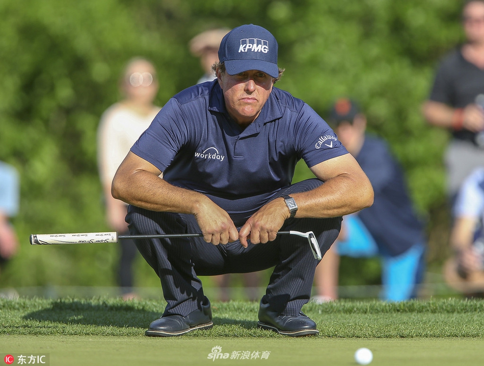 美巡赛新人萨姆·莱德在休斯敦公开赛首轮比赛中聚精会神地观察果岭推杆线路，他的冷静表现让众多名将刮目相看。