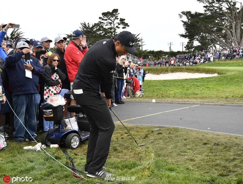 李昊桐沙坑中完美一击，沙尘飞扬间小球精准脱困飞向果岭