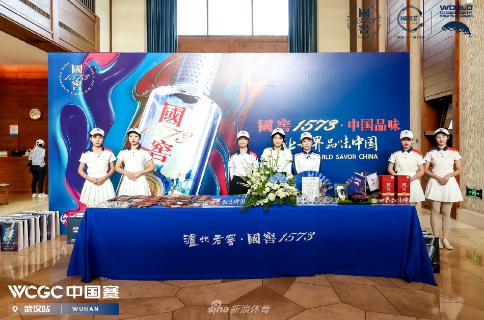 绿茵果岭上，球手屈膝专注审视推杆线路，决胜时刻悄然降临