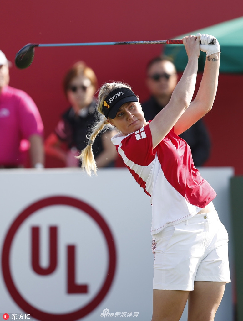 球员在果岭上轻柔推杆,身体曲线与静谧的赛场环境融为一体,体现了高尔夫运动的优雅与精准。