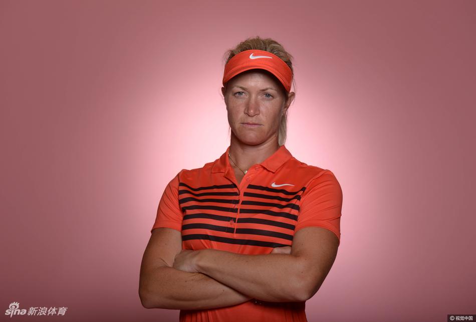 莫莉娅与阿瑞雅姐妹花并肩浅笑，画面温馨和谐，彰显赛场下的深厚亲情