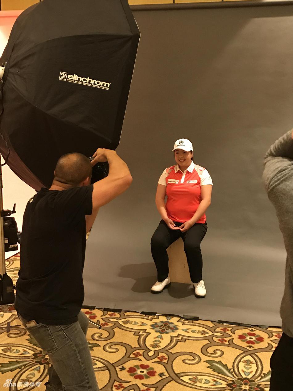 莉泽特-萨拉斯在沙坑中凝神思考，展现出力量与策略并存的球员特质