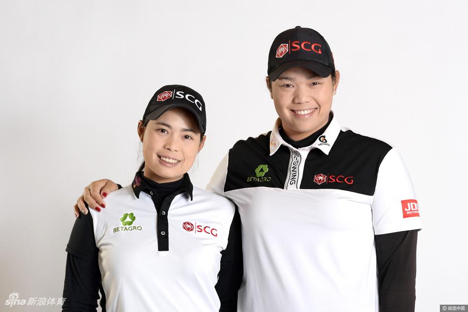 冯珊珊身着优雅裙装挥杆练习，动作流畅如诗，尽显大满贯冠军风范