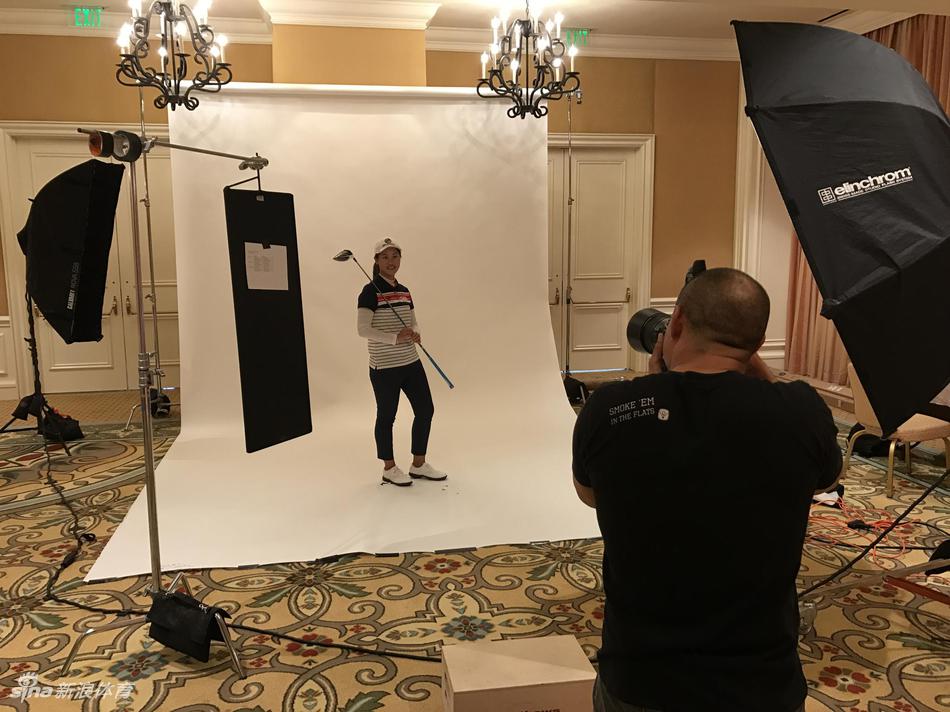 林希妤专注调整握杆姿势，眼神锐利，展现中国新生代球员的执着与专注