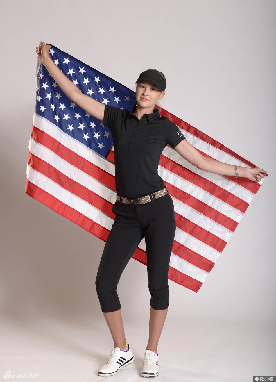 阿瑞雅手持球杆俏皮微笑，身后球场绿意盎然，尽显球后灵动本色