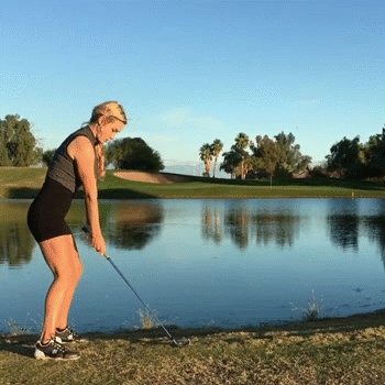 佩奇大力挥杆一号木开球,动作流畅充满力量感,小球在空中划出完美弧线