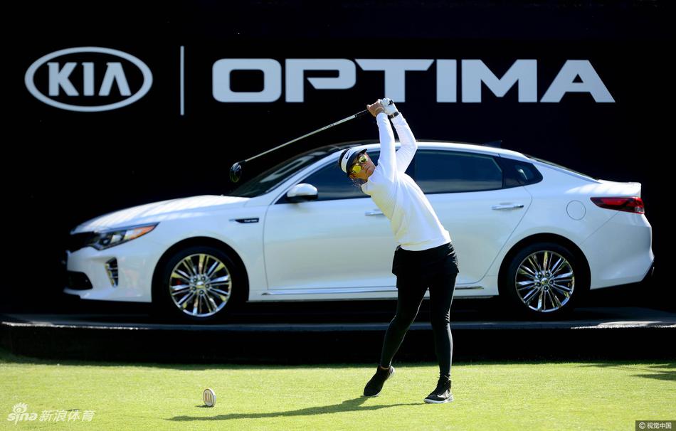 魏圣美全力挥杆开球瞬间，身姿舒展充满力量感