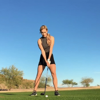 佩奇优雅挥杆攻果岭,姿态从容自信,尽显高尔夫运动的技巧与美感