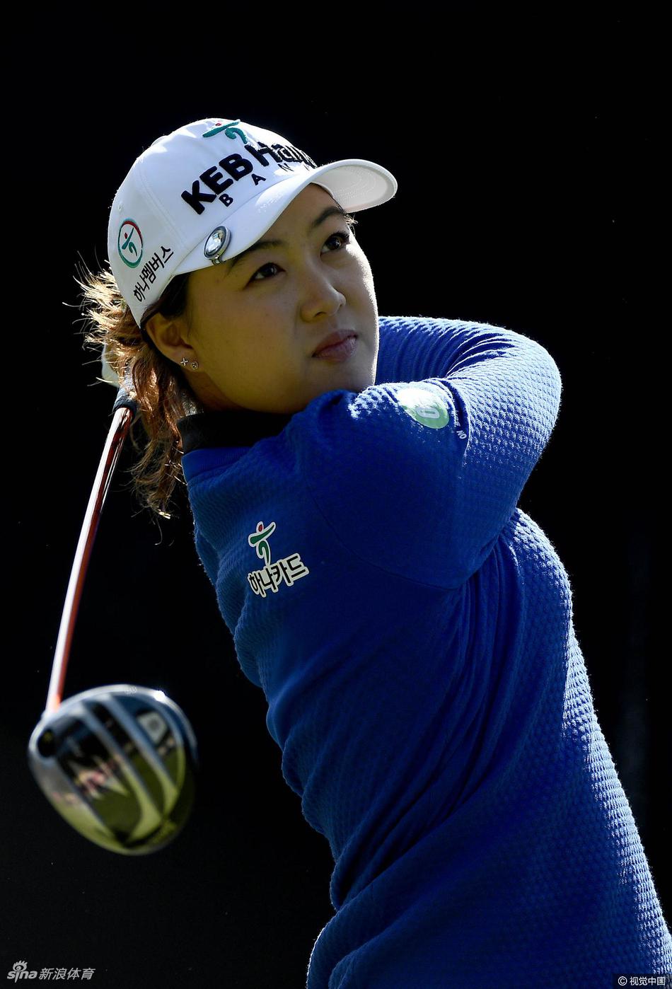 领先者莫马丁在果岭上专注推杆，决胜时刻全场屏息