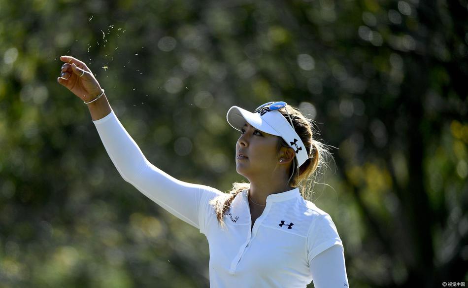 赛事裁判与球员桑德拉嘉尔一同查看果岭复杂线路