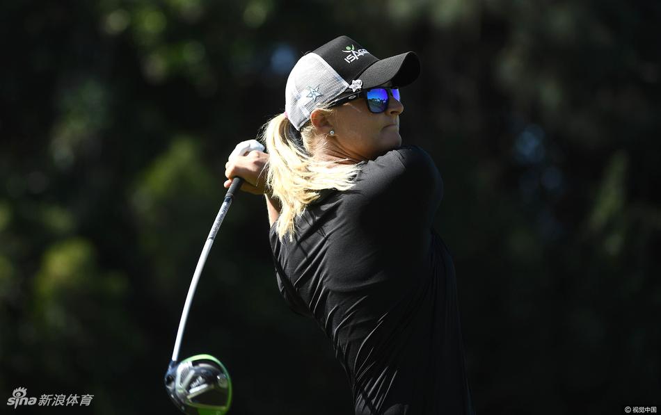 美国选手艾莉森李在发球台眺望球道，伸手感知风向与风力