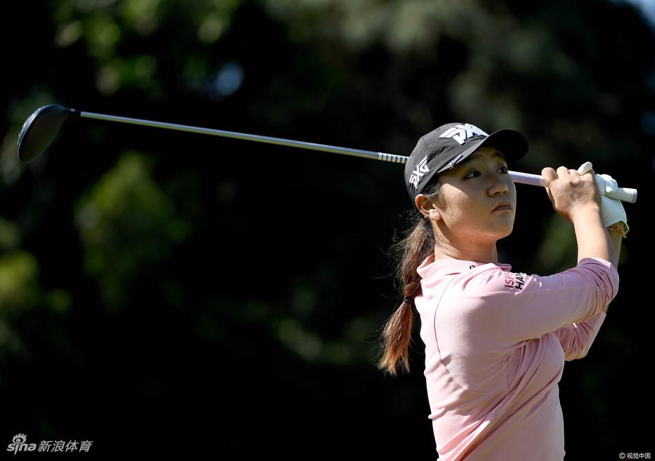 世界第一高宝璟凝神准备开球，目光坚定地望向远方球道