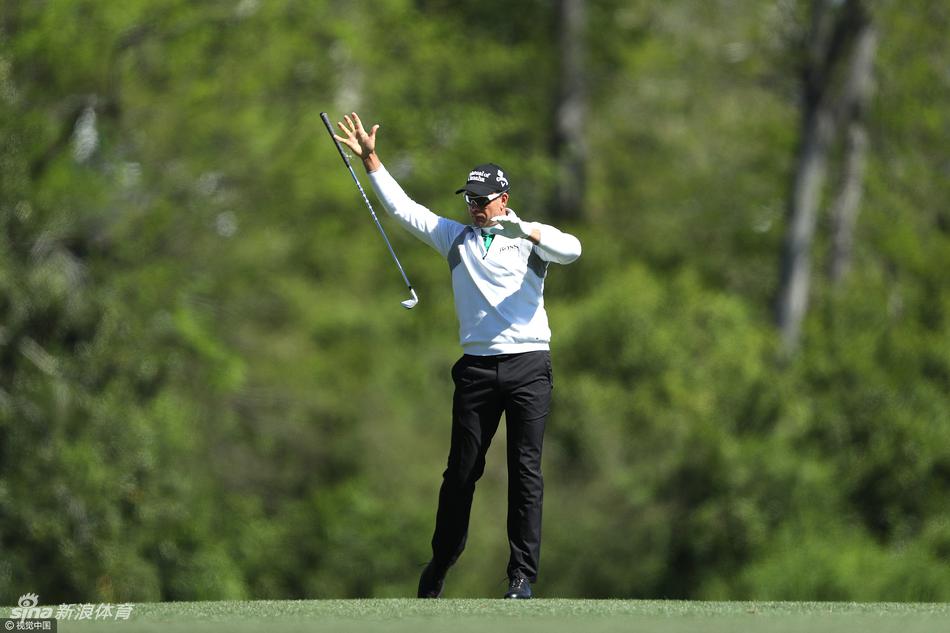 肖恩·劳瑞在树林中谨慎观察球路，面对奥古斯塔的严苛考验，名将亦需步步为营。