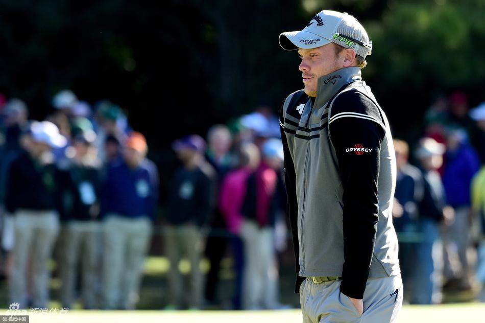 瑞典名将亚历山大·诺伦在长草中艰难救球，沙坑与水障碍守护的奥古斯塔果岭难以攻克。