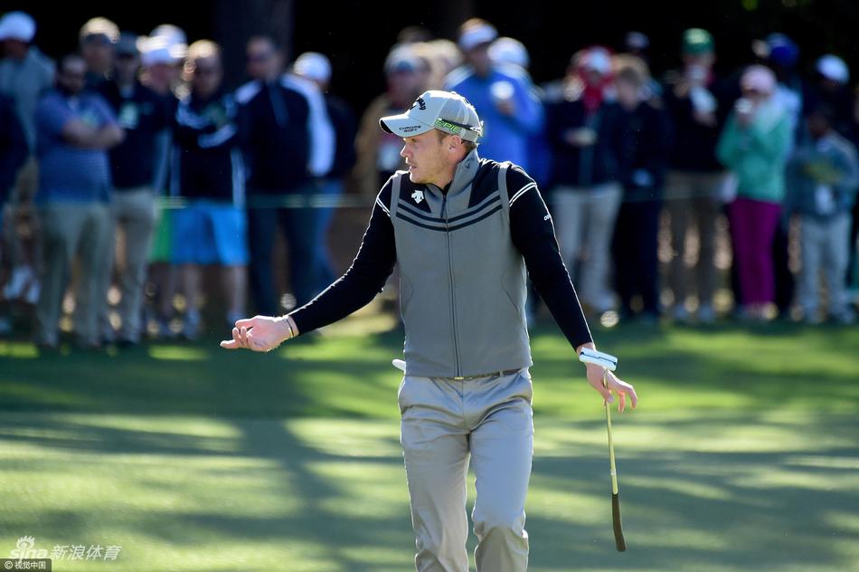 帕特里克·瑞德在果岭上弯下腰专注研判推杆线路，但次轮的表现未能让他留到周末。