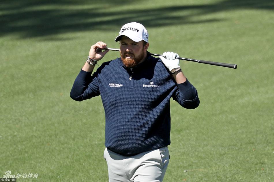 威利特在记分处表情严肃地核对成绩，一杆之差的无缘晋级，写满了他脸上的不甘与落寞。