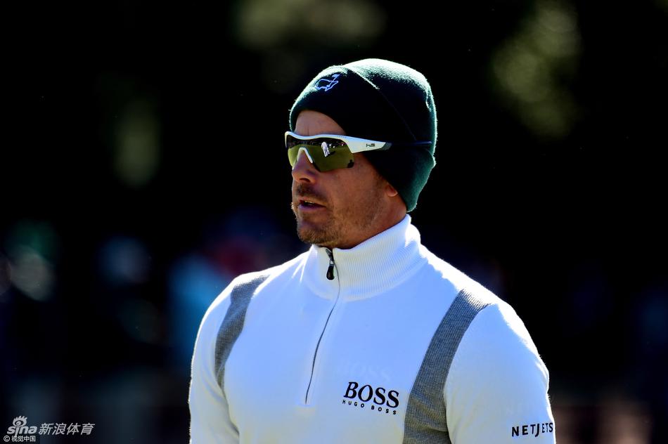 卫冕冠军威利特站在果岭边，眉头紧锁凝视远方，手中的推杆显得无比沉重，卫冕之旅在第二轮便戛然而止。