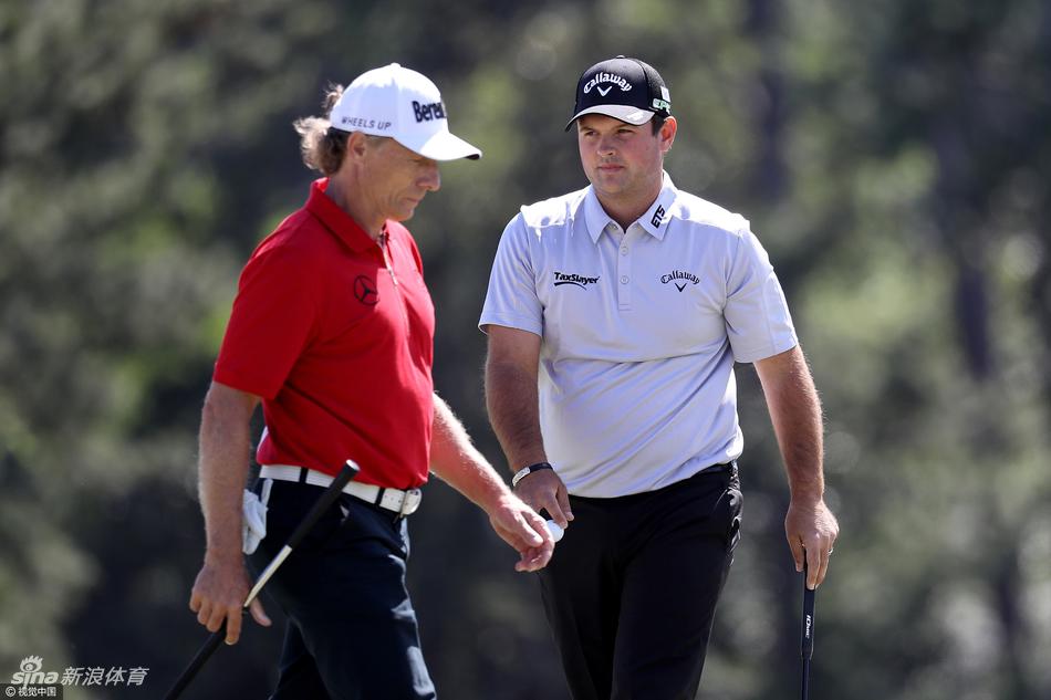 巴巴·沃森在沙坑中救球后表情无奈，双手叉腰望向不佳的球位，绿夹克得主的卫冕希望已渐行渐远。