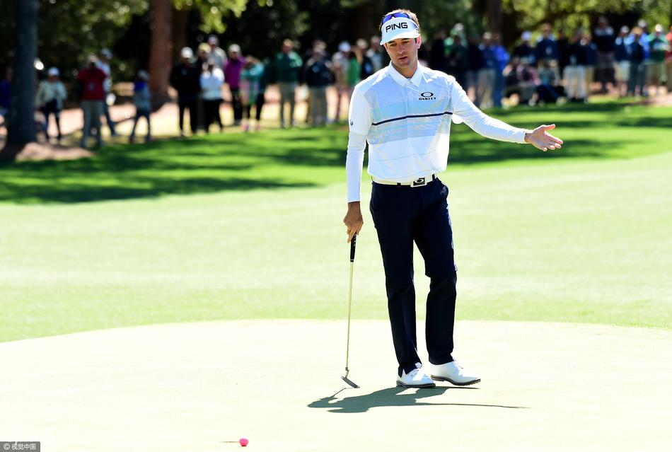 斯滕森面若冰霜地走过球道，眼神锐利却难掩失落，经典的冷静外表下是止步次轮的遗憾。