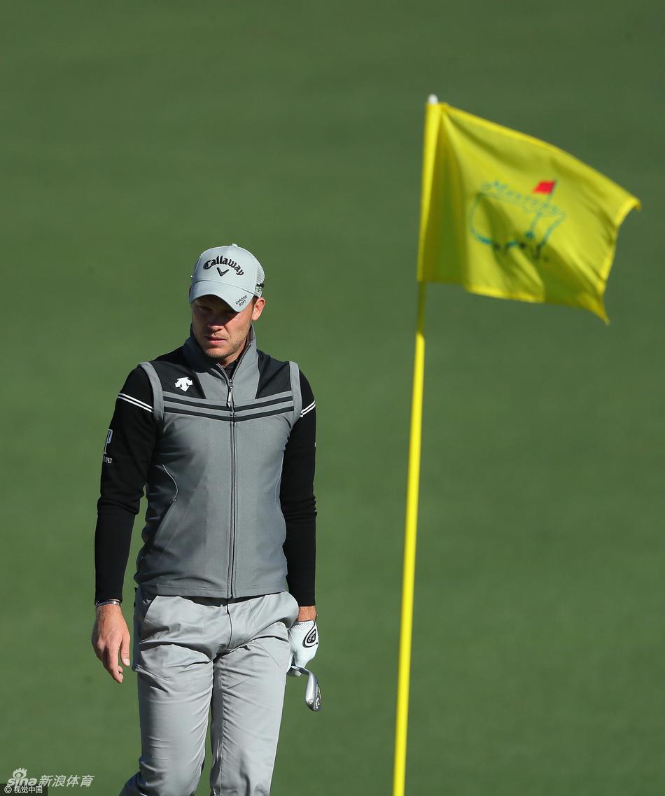 伯恩哈德·兰格与同组球员在发球台等待开球，这位传奇老将的坚持诠释着高尔夫的精神。