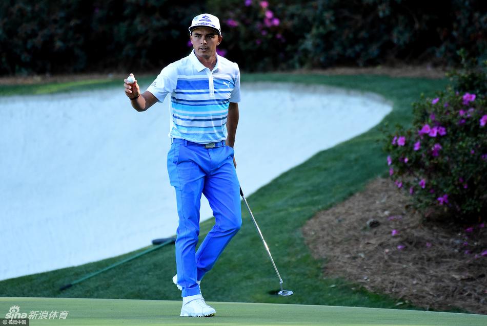 加西亚在第15洞果岭凝视那记扭转乾坤的老鹰推路径,眼神中混合着决绝与期盼。