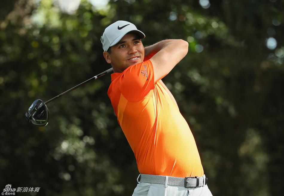 夺冠瞬间,加西亚双膝跪地,紧握的双拳和仰起的脸庞写满了释放与狂喜,奥古斯塔的绿茵见证了他漫长的救赎。