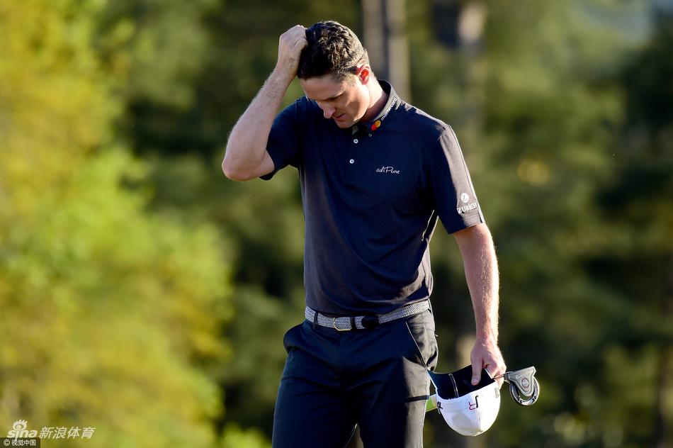 贾斯汀·罗斯在第18洞果岭上，面对一个可能终结比赛的小鸟推，他全神贯注，场边的观众都屏住了呼吸。