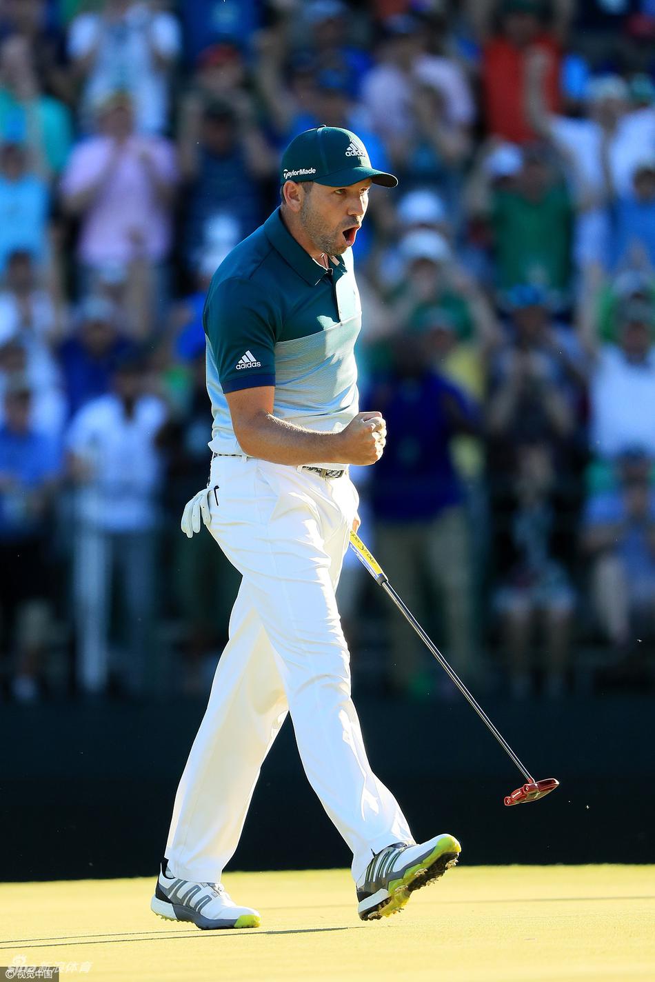 塞尔吉奥·加西亚在第15洞果岭上，面对关键的老鹰推杆，他屏息凝神，眼神中充满了对胜利的渴望。