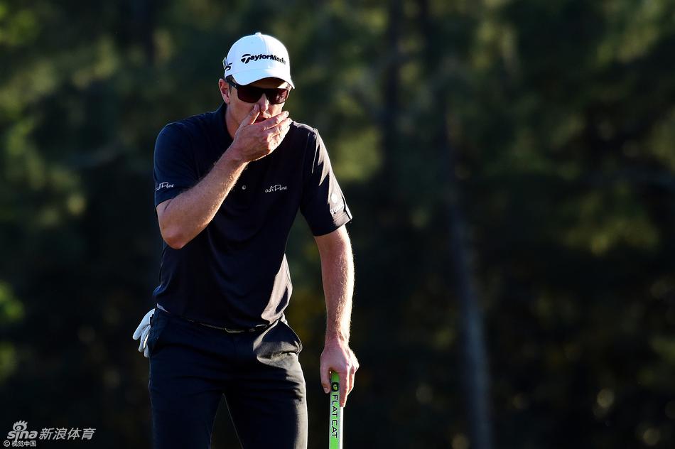 加洞赛中，加西亚挥出关键性的进攻果岭一杆，小球在空中划出一道优美的弧线，直奔旗杆而去。