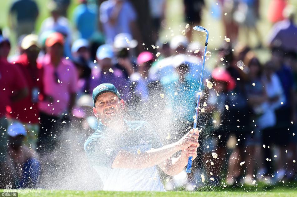 加西亚与自己的球童紧紧拥抱在一起，共享这来之不易的胜利喜悦，两人的脸上都洋溢着灿烂的笑容。