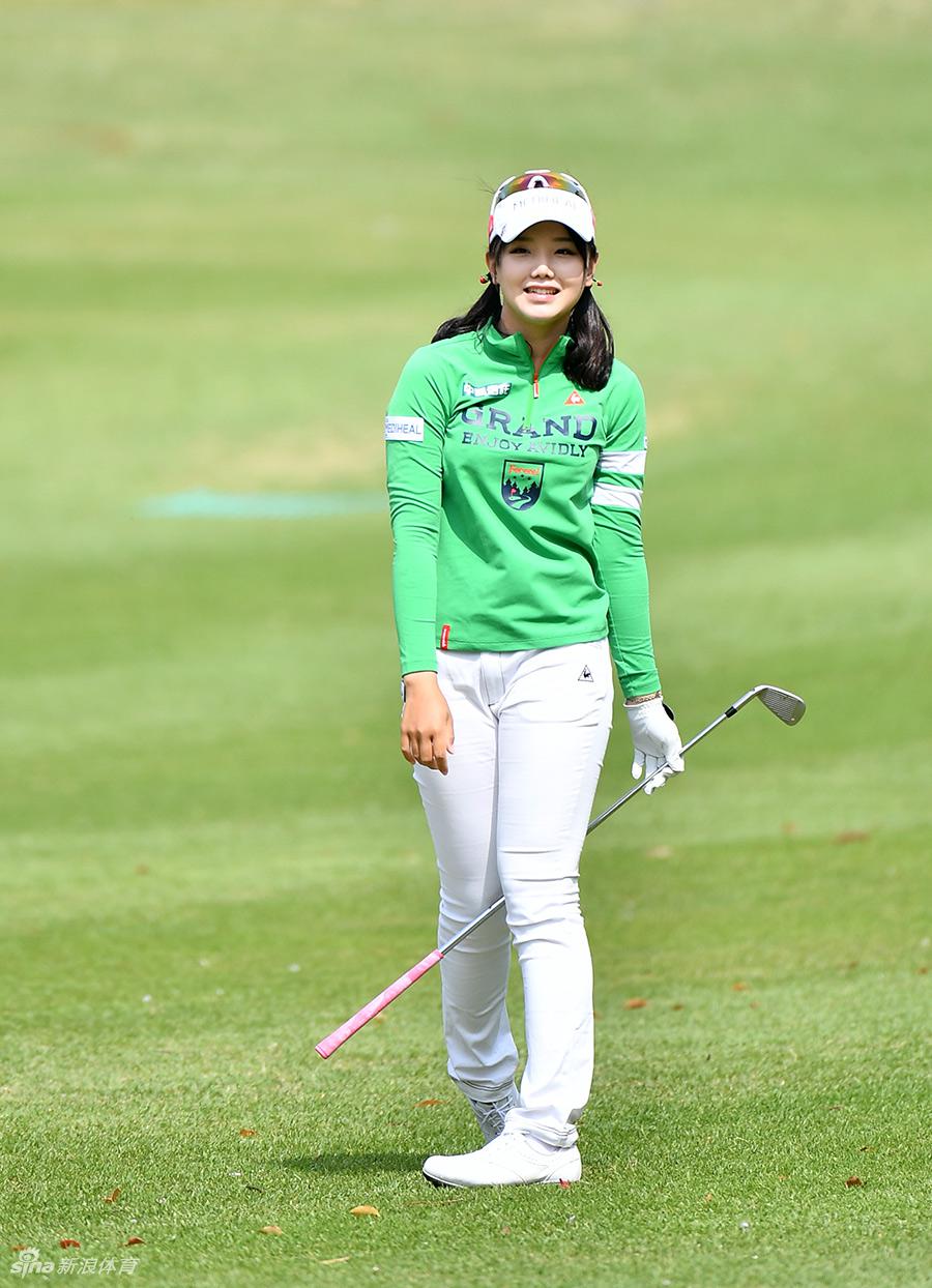 石昱婷挥杆动作的瞬间定格，身姿舒展而充满力量，尽显运动之美。