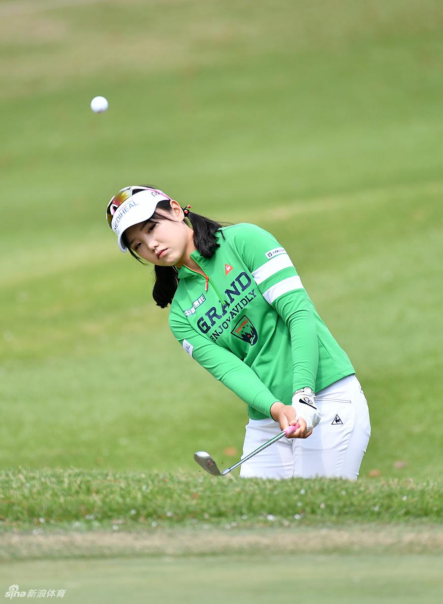 石昱婷完成击球后流畅而稳定的收杆姿势，在蓝天绿草间显得从容而自信。