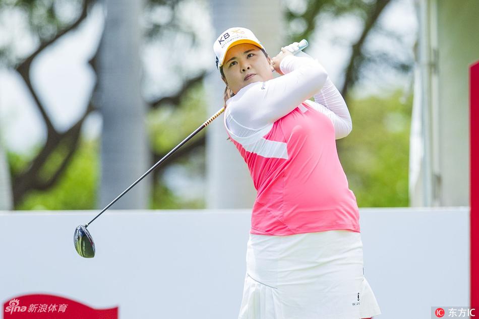 阿瑞雅全力开球瞬间身体完全释放,动态十足仿佛将海风也一并击穿