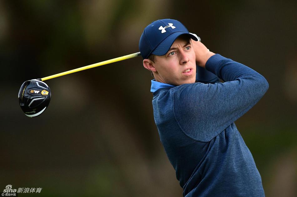 观众的目光聚焦在果岭边，一位穿着时尚的球员正专注地查看推击线路，神情冷静，仿佛在解读草纹的密码。