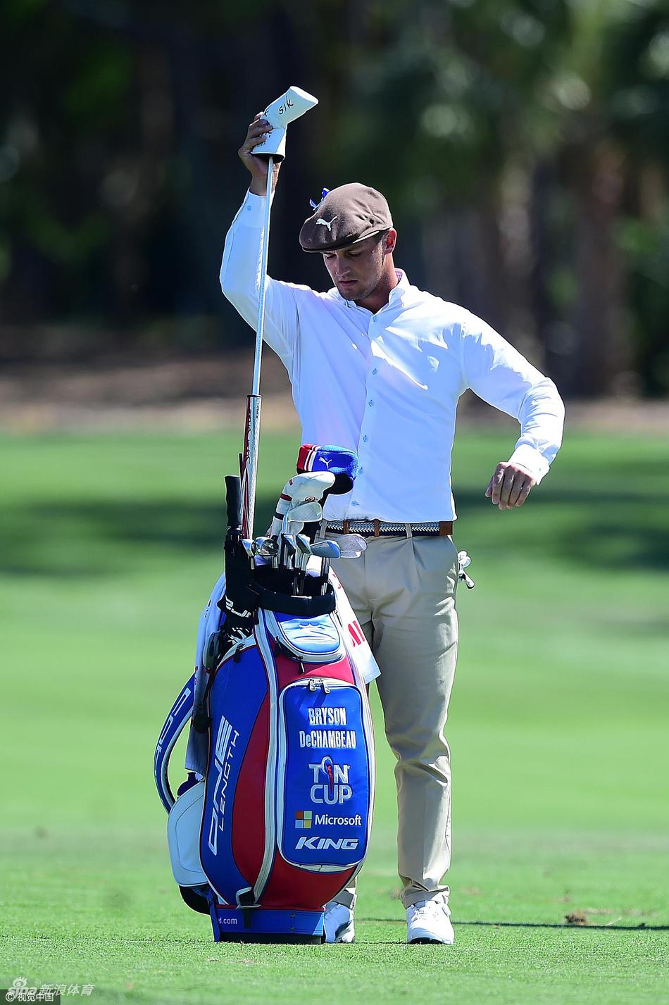 一位球员正进行大幅度的上杆动作，身体扭转充满张力，仿佛在积蓄所有的力量等待下一刻的释放。