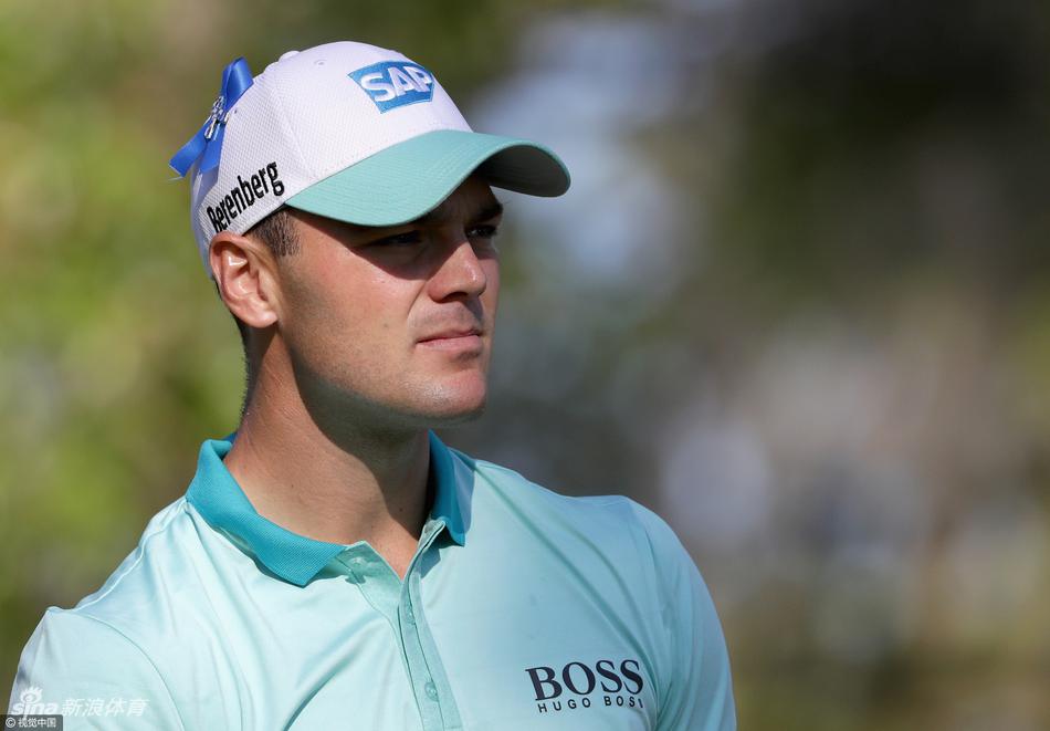 一位面容俊朗的球员在赛场上面带微笑，眼神中透露出自信与从容，展现了高尔夫运动员的优雅风范。